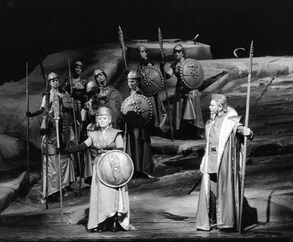 Hanna Rumowska-Machnikowska (Brunhilda) i Romuald Tesarowicz (Wotan) w „Walkirii" w Teatrze Wielkim w Łodzi (1984) © Chwalisław Zieliński