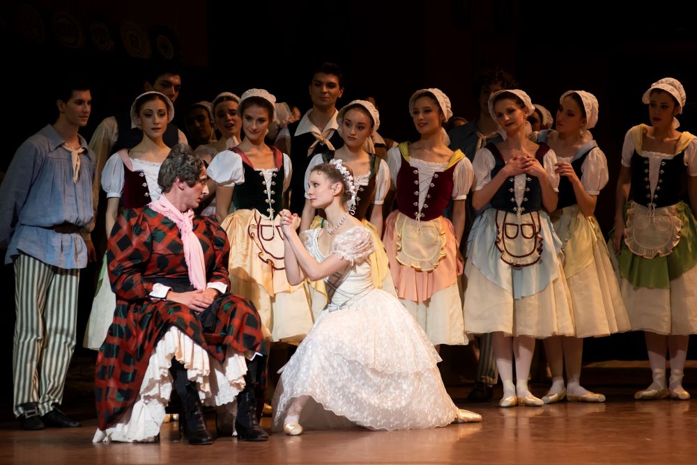 „Córka źle strzeżona” z Opery Paryskiej”. Leonore Baulac i Simon Valastro © Benoite Fanton, OnP