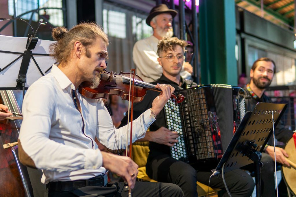 Stefan Plewniak (skrzypce), Paweł Janas (akordeon), Wojciech Lubertowicz (instrumenty perkusyjne) i Jacek Hałas (Pieśniarz) © Jan Miłek