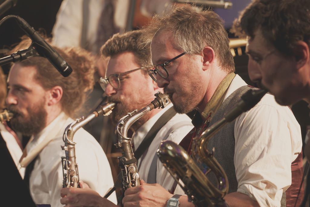 Umlaut Big Band i „Krótka historia swingu” na „Ogrodach Muzycznych” © Marlena Pióro