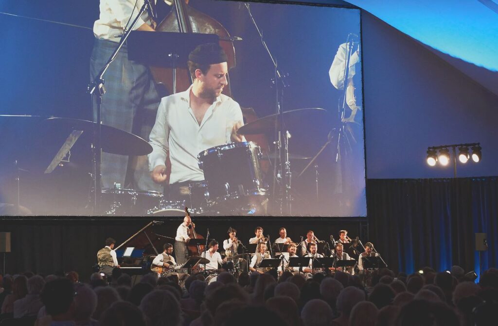 Umlaut Big Band i „Krótka historia swingu” na „Ogrodach Muzycznych” © Marlena Pióro