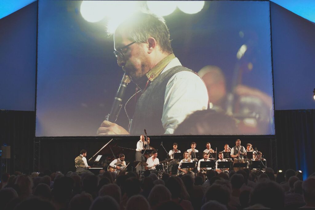 Umlaut Big Band i „Krótka historia swingu” na „Ogrodach Muzycznych” © Marlena Pióro