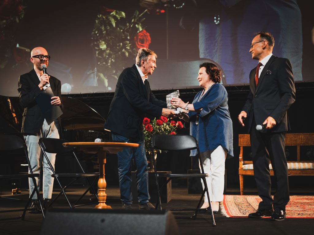 Wręczenie „Złotej Muszki”. Robert Kamyk, Zbigniew Napierała, Izabela Kłosińska i Krzysztof Korwin-Piotrowski © Marlena Pióro