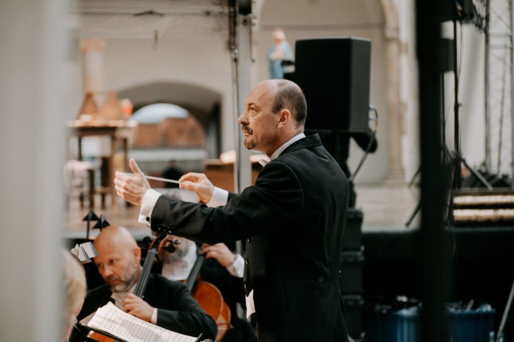 Piotr Sułkowski prowadzi „Toskę” na 25. Letnim Festiwalu Opery Krakowskiej © Andrii Kotelnikov