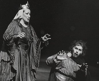 Ryszarda Racewicz (Lady Makbet) i Wiesław Bednarek (Makbet) w Teatrze Wielkim - Operze Narodowej, 1985 © Juliusz Multarzyński