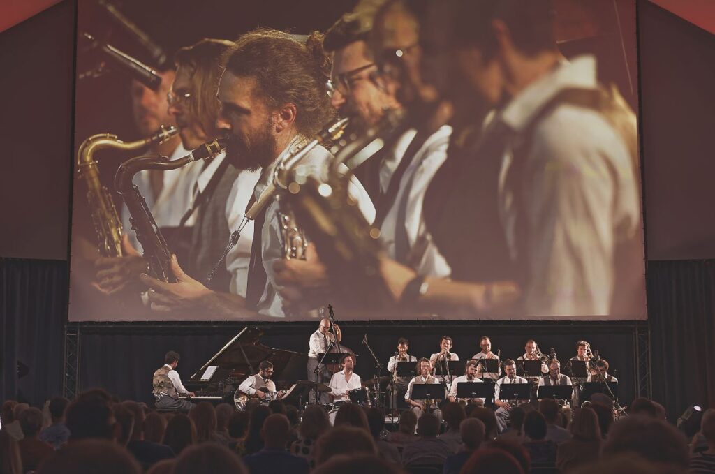 Umlaut Big Band i „Krótka historia swingu” na „Ogrodach Muzycznych” © Marlena Pióro