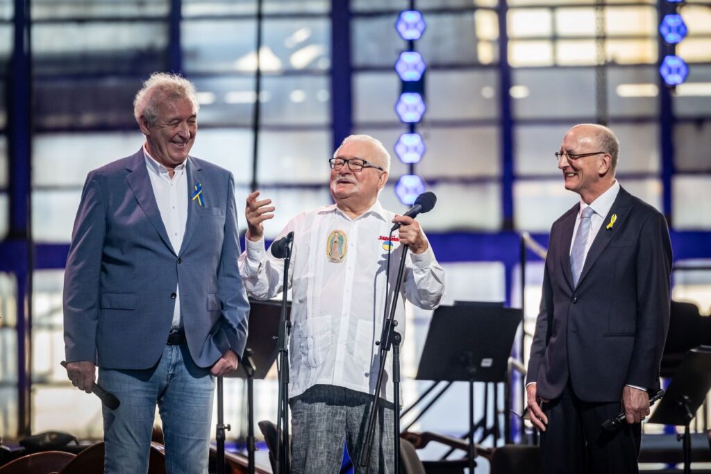 Waldemar Dąbrowski, Lech Wałęsa i Peter Gelb w Stoczni CRIST w Gdyni © Krzysztof Mystkowski