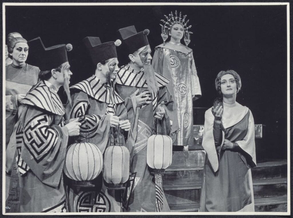 Henryk Grychnik (Pong), Jan Kunert (Pang), Kazimierz Wolan (Ping), Stanisława Marciniak-Gowarzewska (Turandot) i Helena Łazarska (Liu), Opera Śląski w Bytomiu, 1967 © archiwum Opery Śląskiej