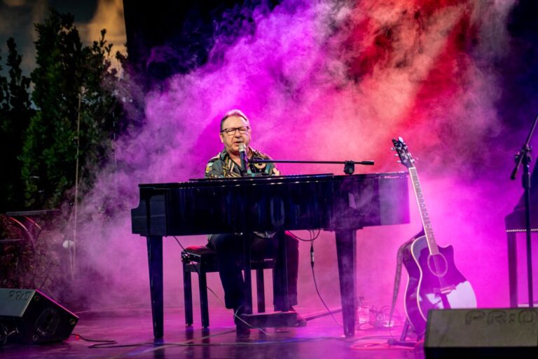 „Lepiej niż w rzeczywistości”. Autorski recital Zbigniewa Zamachowskiego na 6. Festiwalu im. Bogusława Kaczyńskiego w Białej Podlaskiej