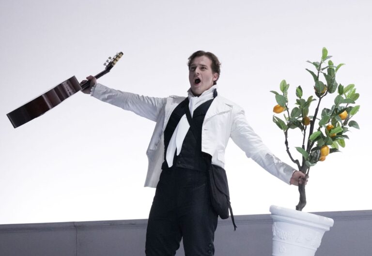 Polscy artyści na świecie: Andrzej Filończyk jako Figaro w „Cyruliku sewilskim” na Rossini Opera Festival w Pesaro