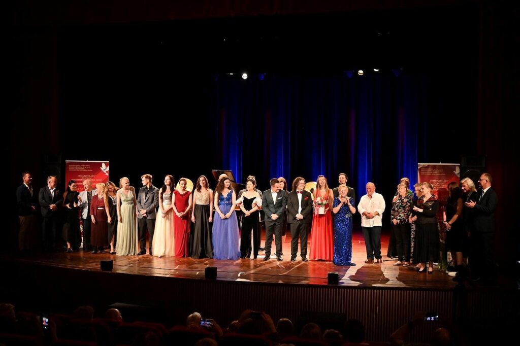 Laureaci i jury X Międzynarodowego Konkursu Wokalnego „Bella Voce” w Busku Zdroju © Dariusz Garlej 