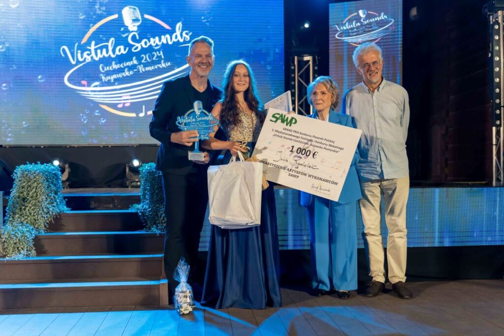 Jarosław Wasik, Julia Rudelek (laureatka Grand Prix), Irena Santor i Sławomir Wierzcholski, Przewodniczący Zarządu SAWP © materiały prasowe Vistula Sounds