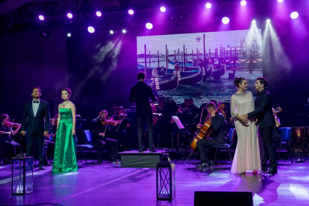 Roman Strakhov, Mariana Tsvetinska, Anastasia Polishchuk i Maksym Vorochek w kwartecie z „Rigoletta”, dyryguje Ivan Cherednichenko © Miasto Biała Podlaska