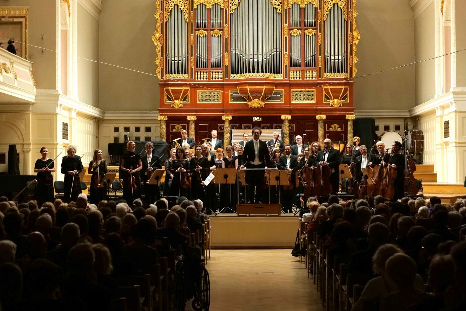 Łukasz Borowicz dyryguje Filharmonią Poznańską, koncert „Vivat Mozart”, maj 2024 © Piotr Walczak