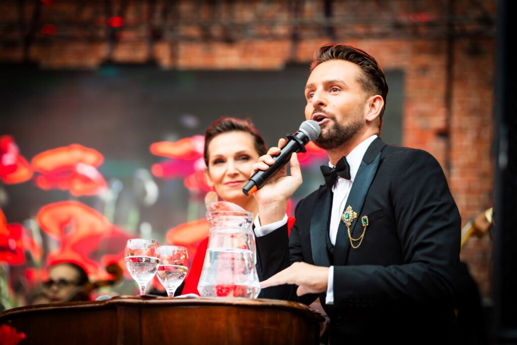 Olga Bończyk i Jakub Oczkowski prowdzący finałowy koncert „Mazovia Romantica – Europejskie Dni Romantyzmu” w Ciechanowie © Piotr Łabanow