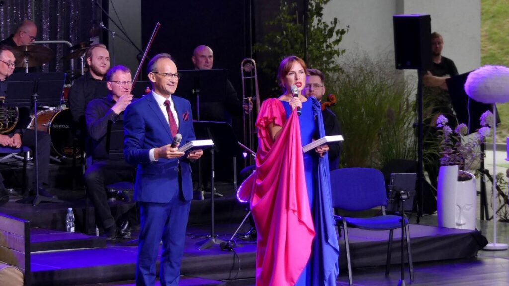 Krzysztof Korwin-Piotrowski i Gabriela Kuc-Stefaniuk prowadzący Galę Finałową 6. Festiwalu im. Bogusława Kaczyńskiego © Jacek Krajewski