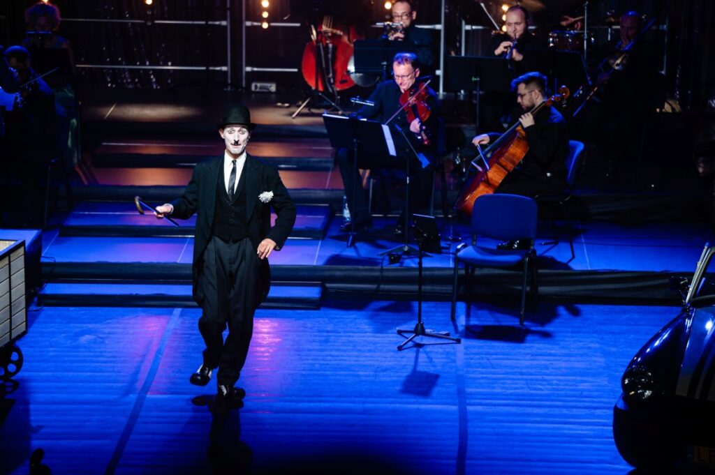 Mateusz Deskiewicz jako Charlie Chaplin podczas Gali Finałowej 6. Festiwalu im. Bogusława Kaczyńskiego © Miasto Biała Podlaska