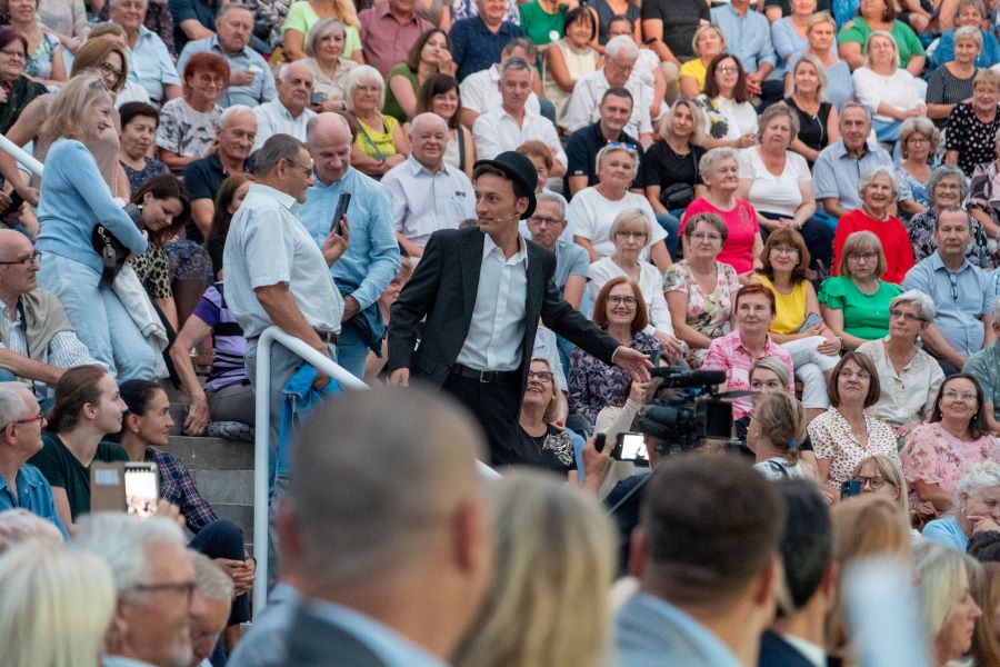 Mateusz Deskiewicz jako włóczęga podczas Gali Finałowej 6. Festiwalu im. Bogusława Kaczyńskiego © Miasto Biała Podlaska