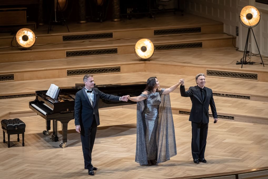 Marek Ruszczyński, Aleksandra Kurzak i Roberto Alagna w koncercie „Puccini in Love” w Auli UAM w Poznaniu © Adam Golec