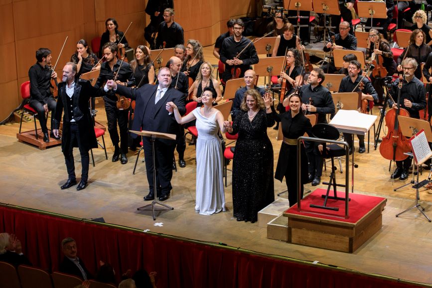 Thomas Johannes Mayer (Wotan), Stuart Skelton (Zygmunt), Atala Schöck (Zyglinda) i Oksana Lyniv po koncertowym wykonaniu „Walkirii” w Teatro Comunale di Bologna © Andrea Ranzi