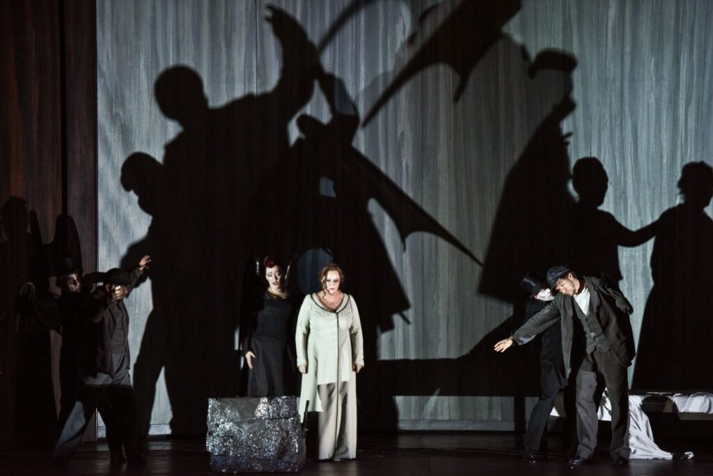 „Kobieta bez cienia” Richarda Straussa w Staatsoper Unter den Linden w Berlinie. Scena zbiorowa © Hans Jörg Michel