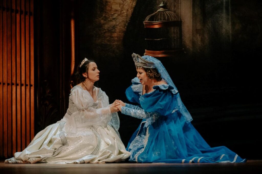 Paula Maciołek (Bona Księżniczka) i Wanda Franek (Izabela). „Bona Sforza” Zygmunta Krauze w Operze Krakowskiej © Andrey Rafael 