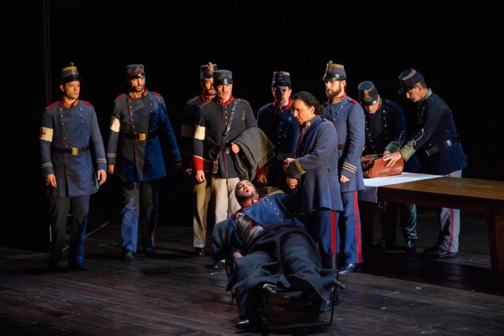 Brian Jagde (Don Alvaro) i Artur Ruciński (Don Carlo) w „Mocy przeznaczenia” w Gran Teatre del Liceu w Barcelonie ©Antoni Bofill