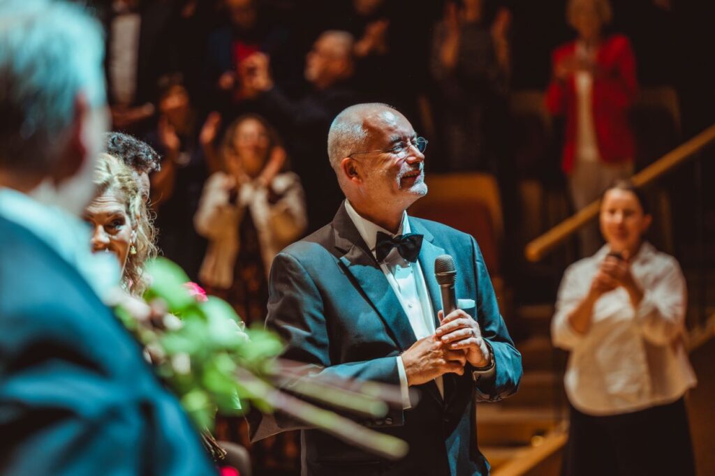 Piotr Czauderna dziękuje artystom i publiczności po koncercie „Muzyka czyni cuda” w Filharmonii Bałtyckiej w Gdańsku © Piotr Połoczański