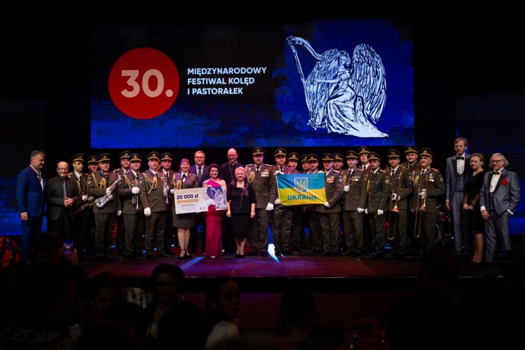 Zdobywcy Grand Prix 30. edycji Festiwalu - Wojskowa Orkiestra Żytomierskiego Wojskowego Instytutu im. Sergija Korolowa – wraz z organizatorami Festiwalu © Piotr Wyparło