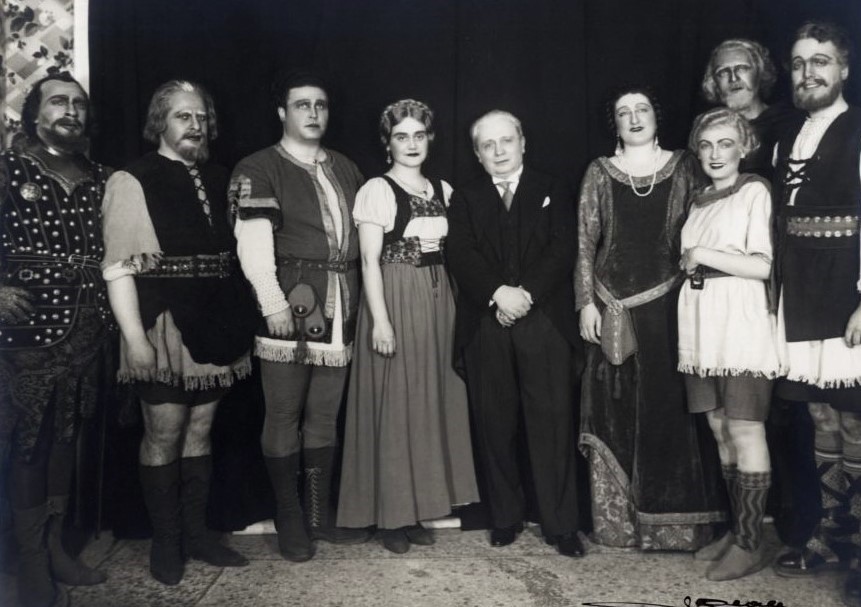 „Wilhelm Tell” w Operze w Rzymie w 1941 roku. Od lewej: Giuilo Neri, (Walter Furst), Gino Bechi (Tell), Franco Beval (Arnoldo), Gabriella Gatti (Matylda), Tullio Serafin (dyrygent), Palmira Vitali Marini (Jadwiga), Pia Covezzi (Jemmy), Giuseppe Taddei (Leutoldo) i Ernesto Dominici (Gessler) © archiwum Teatro dell'Opera di Roma