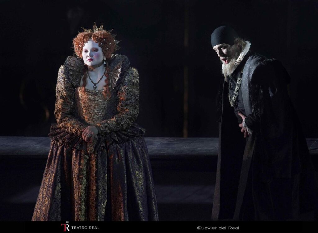 Magdalena Aizpurua (aktorka), Aigul Akhmetshina (Elisabetta) i Andrzej Filończyk (Lord Guglielmo Cecil) © Javier del Real | Teatro Real