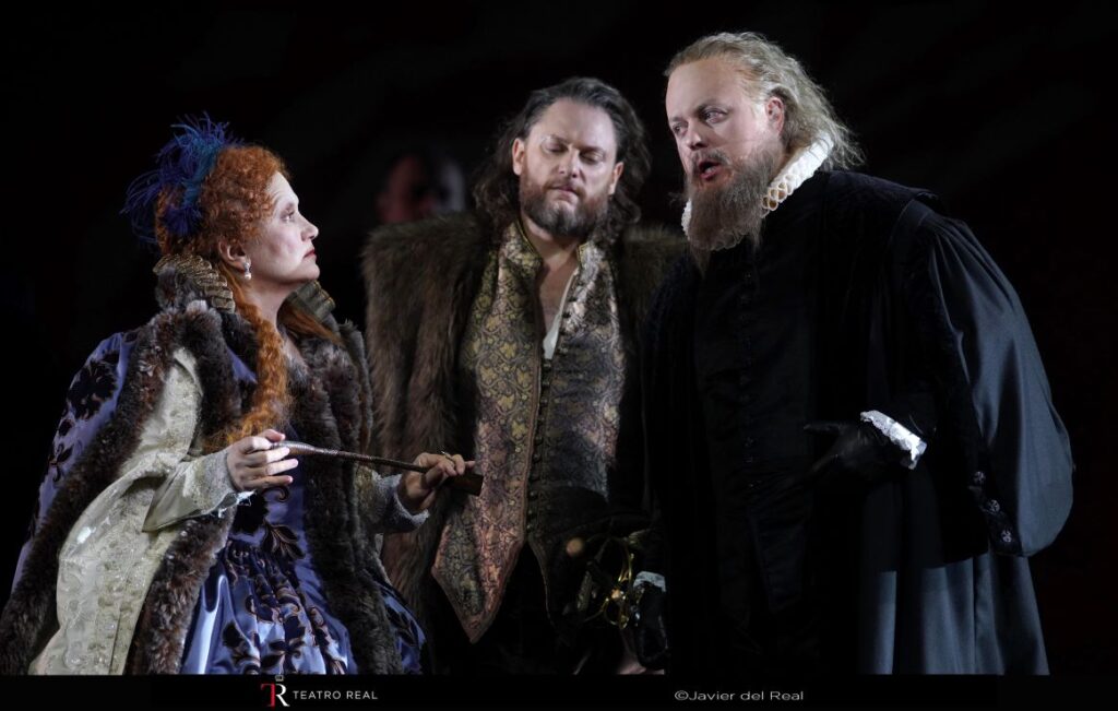 Silvia Tro Santafé (Elżbieta),  Airam Hernández (Roberto, hrabia Leicester) i Szymon Mechliński (Lord Guglielmo Cecil) © Javier del Real | Teatro Real