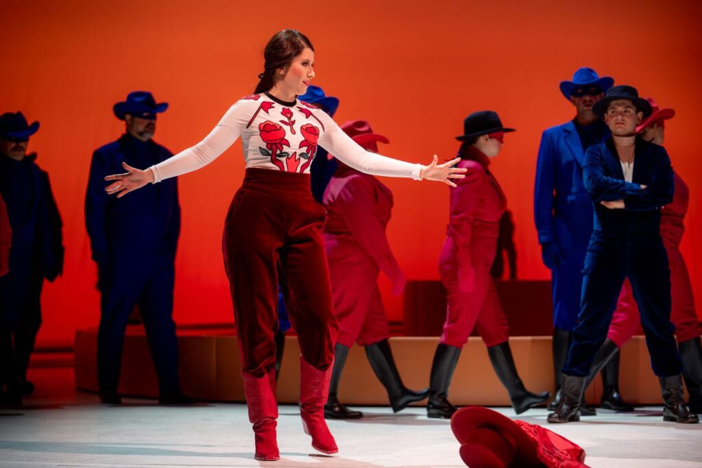 Weronika Rabek (Romeo) i Adrian Domarecki (Tebaldo) w „I Capuleti e i Montecchi” w Theater Magdeburg © Andreas Lander