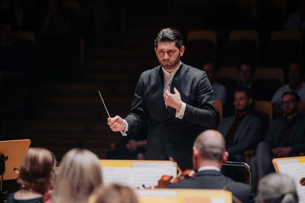 Mirian Khukhunaishvili dyryguje Orkiestrą Polskiej Filharmonii Bałtyckiej © Piotr Hukało | Polska Filharmonia Bałtycka