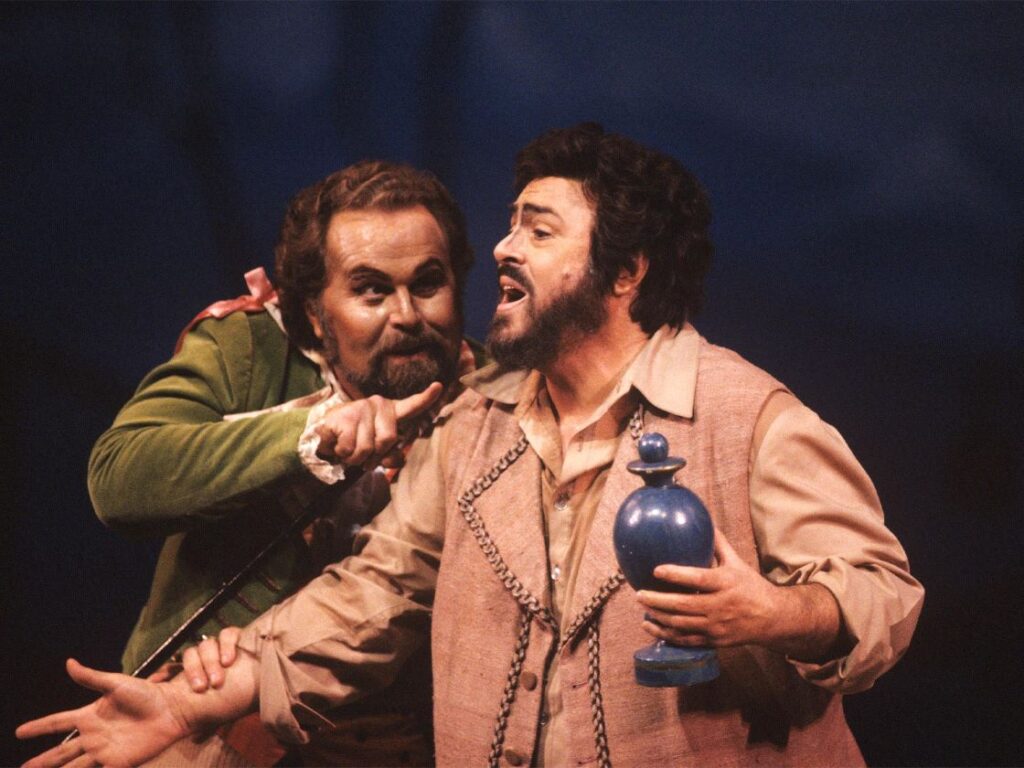 Paul Plishka jako Dulcamara z Luciano Pavarottim jako Nemorinem w „Napoju miłosnym” z Luciano Pavarottim jako Nemorinem, 1989 © Erika Davidson, Metropolitan Opera archives