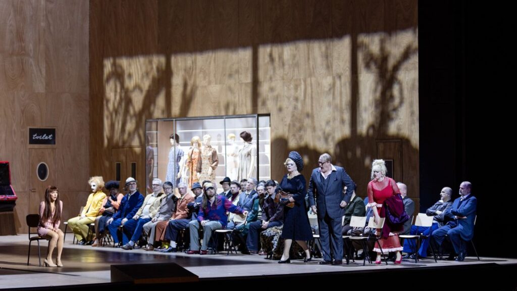 Corinne Winters (Katia Kabanowa),  Violeta Urmana (Kabanicha) i John Daszak (Tichon) © Geoffroy Schied