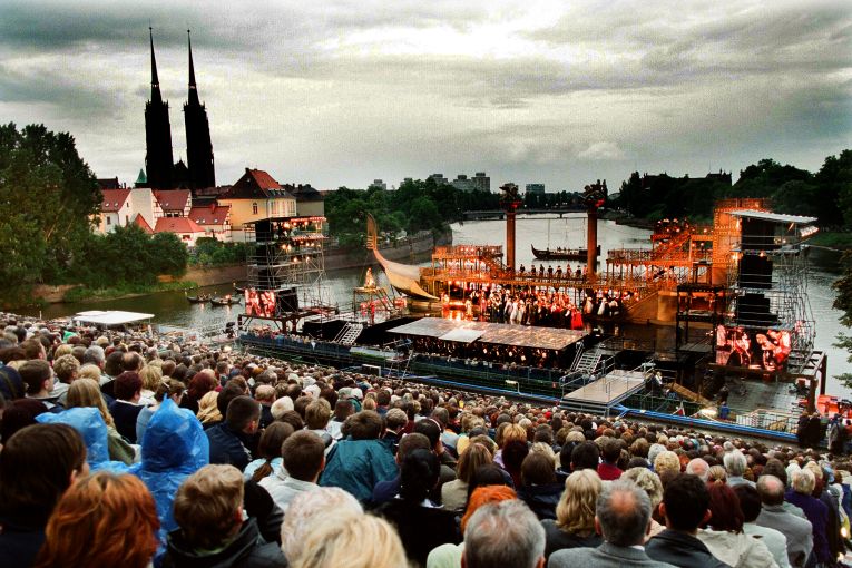  „Gioconda" Ponchiellego na scenie na Odrze, widok na Ostrów Tumski, 2003 © Marek Grotowski