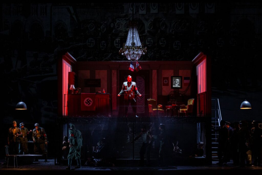 Szymon Mechliński jako Don Pizarro (w środku). Opéra National de Bordeaux © Eric Bouloumié