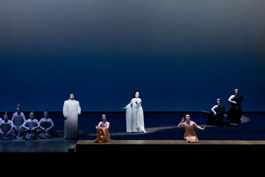 „Madame Butterfly” z Opery Paryskiej. Scena zbiorowa © Chloe Bellemere