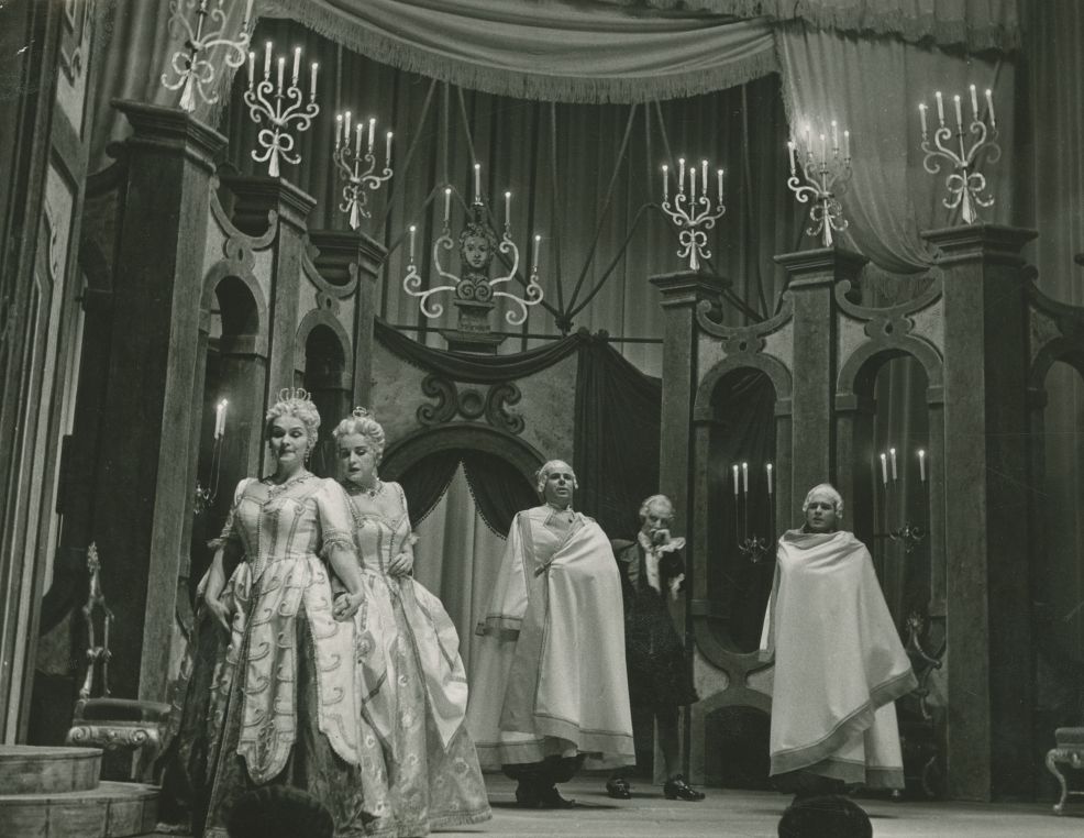 Finałowa scena „Così fan tutte”. Od lewej: Elisabeth Schwarzkopf, Nan Merriman, Rolando Panerai, Franco Calabrese i Luigi Alva, Mediolan, Piccola Scala sezon 1955-56 © Wikimedia Commons