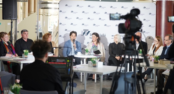 Konferencja sezonu 2025/26, na środku: Rafał Janiak (zastępca dyrektora ds. artystycznych), Agnieszka Lechocińska (kierownik chóru) © Joanna Miklaszewska
