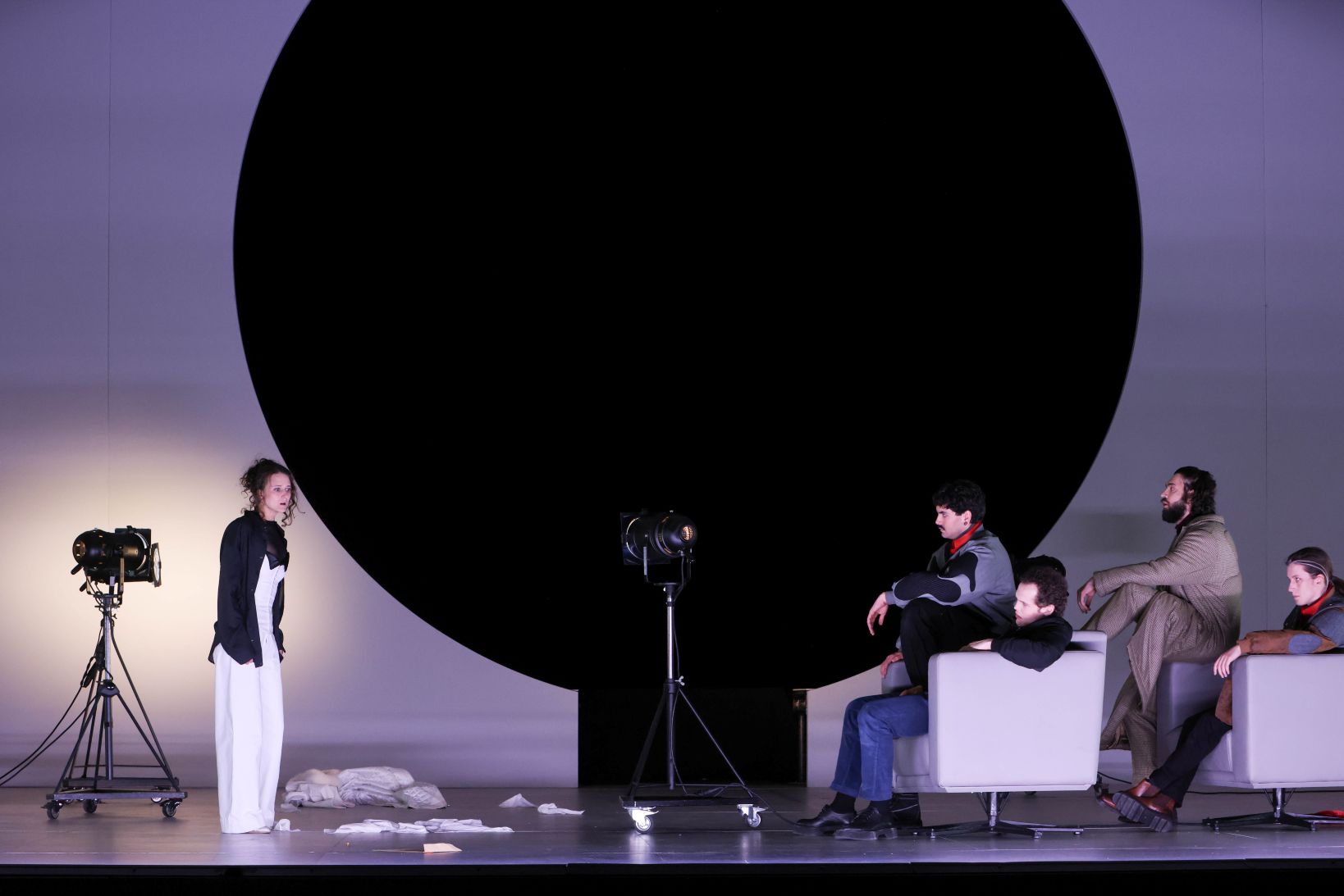 „Otello” w Bremie: Adèle Lorenzi, Ian Spinetti, Fabian Düberg, Jasin Rammal-Rykala i Arvid Fagerfjäll © Jörg Landsberg