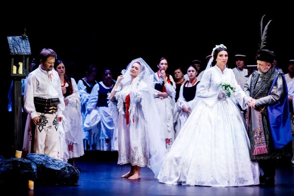 Jubileuszowa „Halka” w Operze Śląskiej. Scena zbiorowa © Krzysztof Bieliński