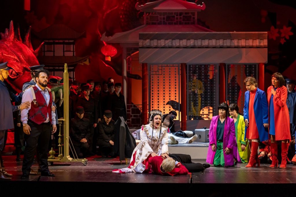 „Turandot” w Poznaniu. Scena zbiorowa © Bartek Barczyk