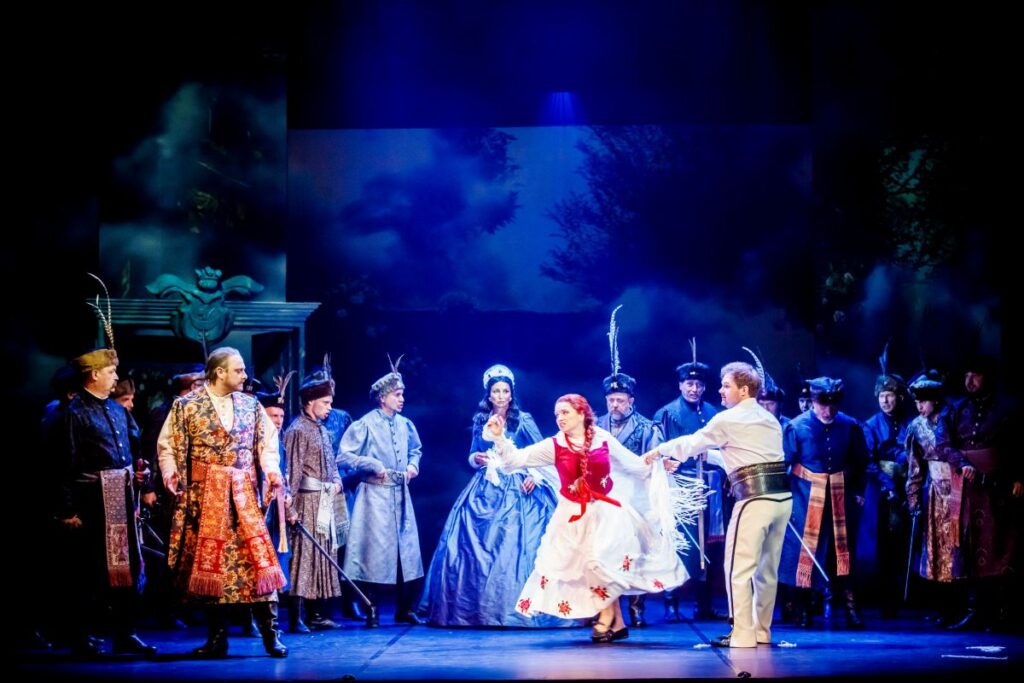 Jubileuszowa „Halka” w Operze Śląskiej. Scena zbiorowa © Krzysztof Bieliński