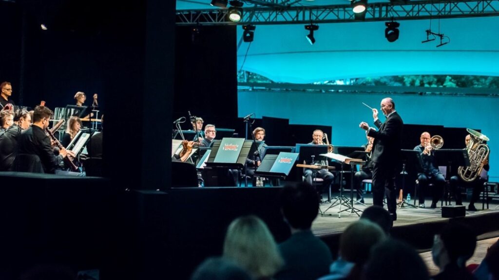 Michał Klauza dyryguje podczas festiwalu „Sinfonia Varsovia swojemu miastu” © serwis SV