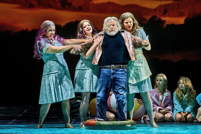 „Złoto Renu” w Bayreuth, 2025. Olafur Sigurdarson (Alberich), Katharina Konradi (Woglinde), Natalia Skrycka (Wellgunde) i Marie Henriette Reinhold (Floßhilde) © Bayreuther Festspiele / Enrico Nawrath