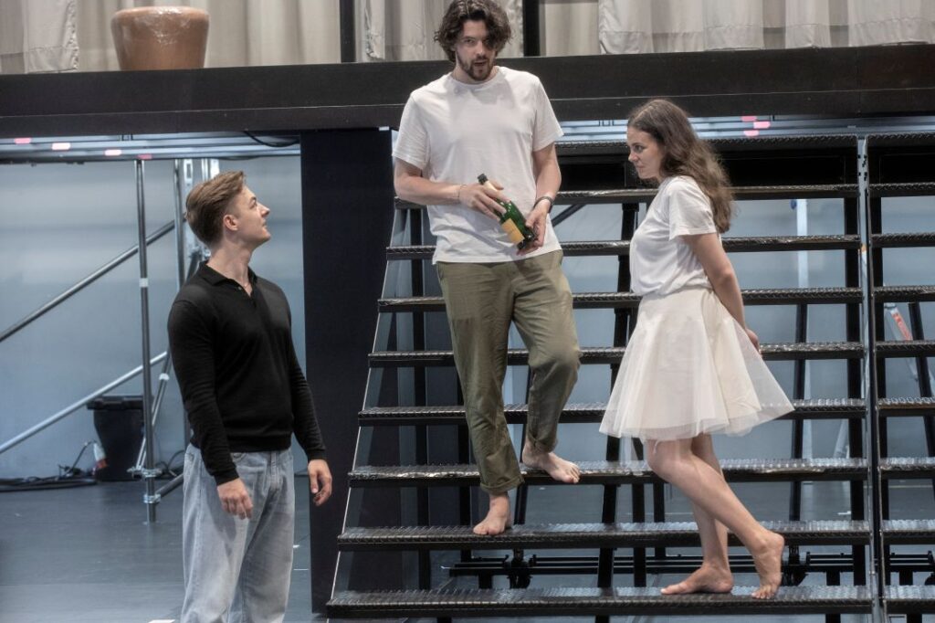 Paweł Horodyski (Masetto), Andrè Schuen (Don Giovanni) i Madison Nonoa (Zerlina) © JeanLouisFernandez