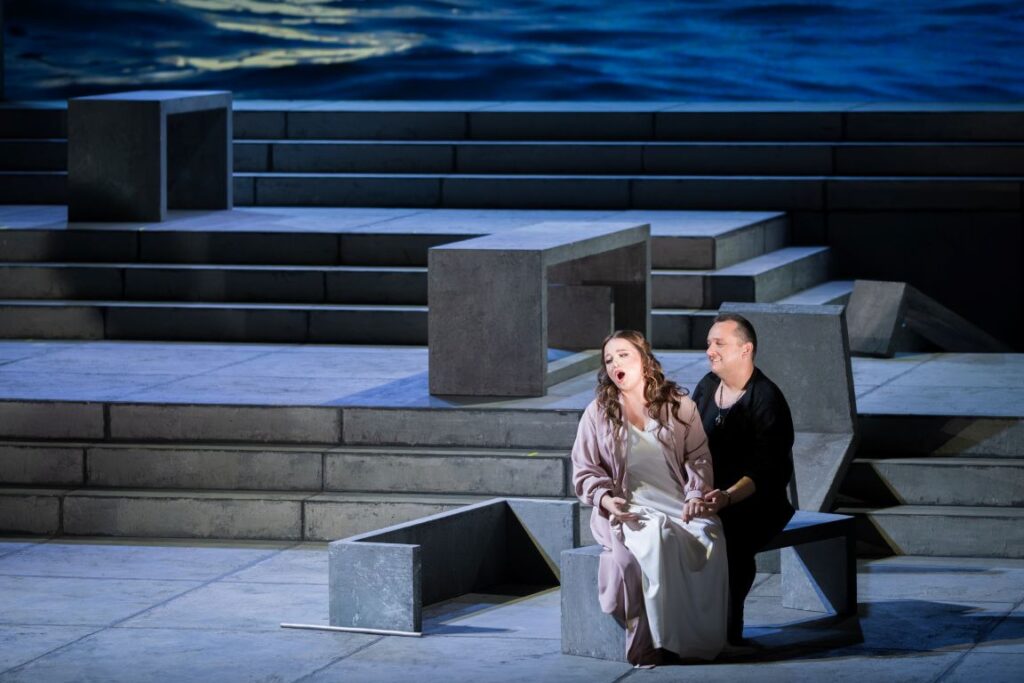 Gabriela Legun (Desdemona) i Dominik Sutowcz (Otello) w Teatrze Wielkim w Poznaniu © Bartosz Seifert