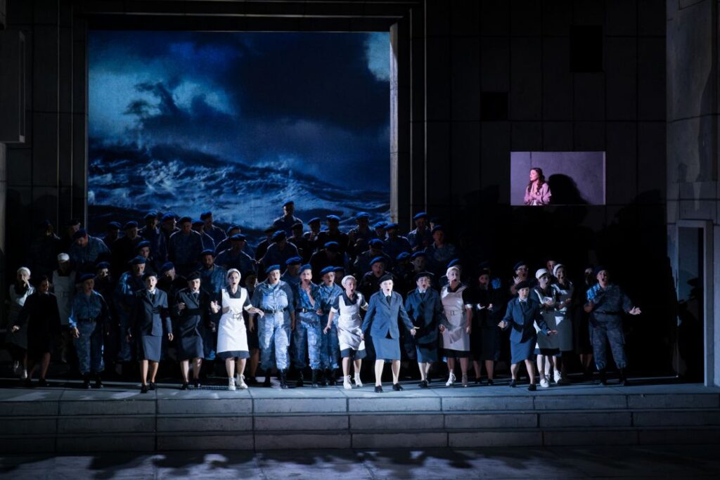„Otello” Giuseppe Verdiego w Poznaniu. Scena zbiorowa © Bartosz Seifert